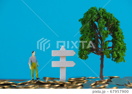 Figure miniature businessman or small people Figure miniature businessman or small people 67957900