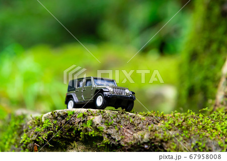 悪路を走破する車 67958008