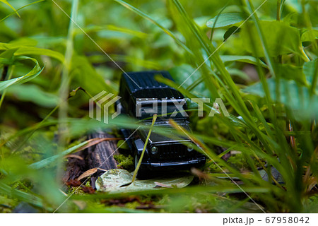 悪路を走破する車 67958042