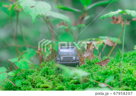 悪路を走破する車 67958207