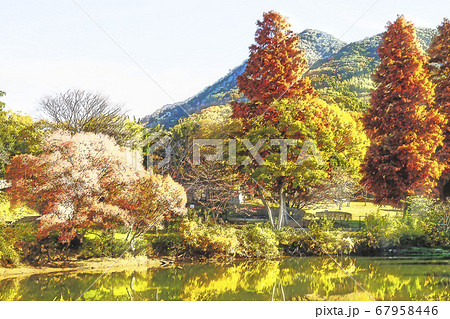 水辺の紅葉と須磨アルプスの風景 横構図 のイラスト素材