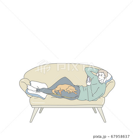 ソファーでスマホを見る男性 67958637
