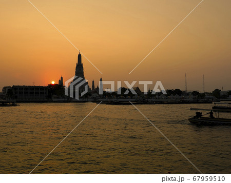 タイ・バンコク ワットアルン(暁の寺)の夕景 Wat Arun, Bangkok, Thailand タイ・バンコク ワットアルン(暁の寺)の夕景 Wat Arun, Bangkok, Thailand 67959510