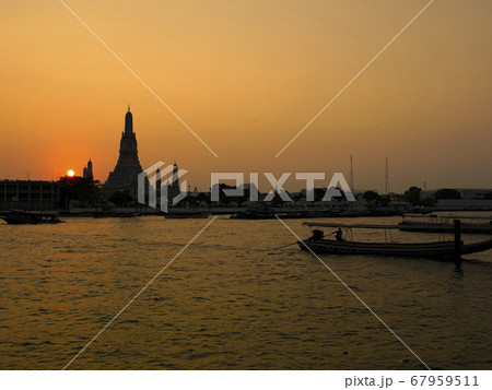 タイ バンコク ワットアルン 暁の寺 の夕景 Wat Arun Bangkok Thailandの写真素材