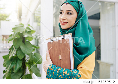 Pretty muslim businesswoman 67959512