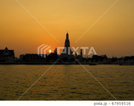 タイ・バンコク ワットアルン（暁の寺）の夕景 Wat Arun, Bangkok, Thailand 67959516