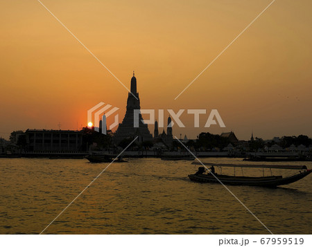 タイ・バンコク ワットアルン(暁の寺)の夕景 Wat Arun, Bangkok, Thailand タイ・バンコク ワットアルン(暁の寺)の夕景 Wat Arun, Bangkok, Thailand 67959519
