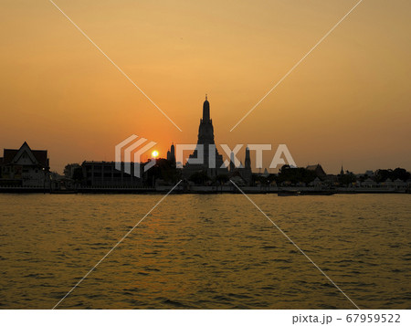 タイ・バンコク ワットアルン(暁の寺)の夕景 Wat Arun, Bangkok, Thailand タイ・バンコク ワットアルン(暁の寺)の夕景 Wat Arun, Bangkok, Thailand 67959522