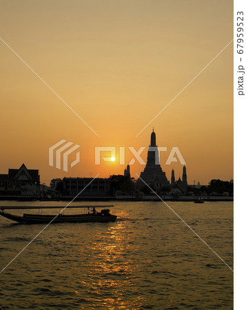 タイ・バンコク ワットアルン（暁の寺）の夕景 Wat Arun, Bangkok, Thailand 67959523