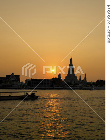 タイ・バンコク ワットアルン(暁の寺)の夕景 Wat Arun, Bangkok, Thailand タイ・バンコク ワットアルン(暁の寺)の夕景 Wat Arun, Bangkok, Thailand 67959524
