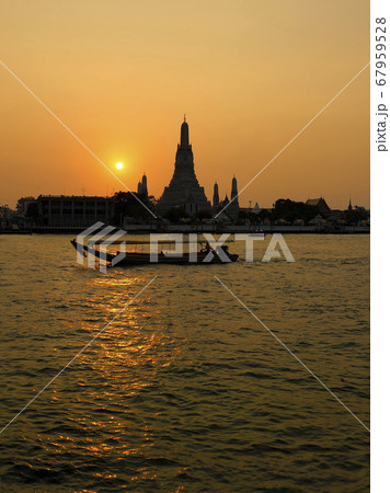 タイ・バンコク ワットアルン(暁の寺)の夕景 Wat Arun, Bangkok, Thailand タイ・バンコク ワットアルン(暁の寺)の夕景 Wat Arun, Bangkok, Thailand 67959528