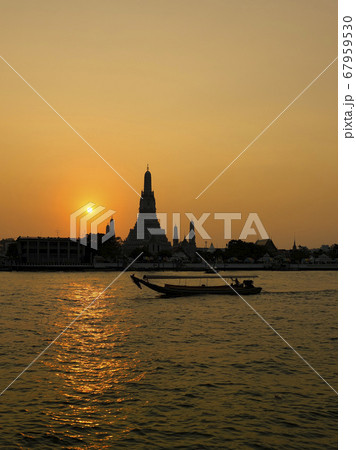 タイ・バンコク ワットアルン(暁の寺)の夕景 Wat Arun, Bangkok, Thailand タイ・バンコク ワットアルン(暁の寺)の夕景 Wat Arun, Bangkok, Thailand 67959530