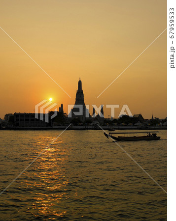 タイ・バンコク ワットアルン(暁の寺)の夕景 Wat Arun, Bangkok, Thailand タイ・バンコク ワットアルン(暁の寺)の夕景 Wat Arun, Bangkok, Thailand 67959533