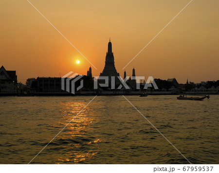 タイ バンコク ワットアルン 暁の寺 の夕景 Wat Arun Bangkok Thailandの写真素材