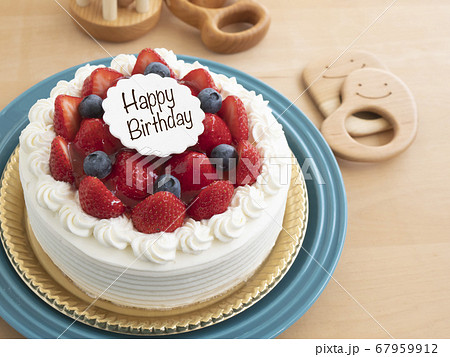 幸せなお誕生日の苺たっぷりのホールケーキ バースデーケーキ の写真素材