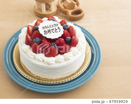 幸せなお誕生日の苺たっぷりのホールケーキ バースデーケーキ の写真素材