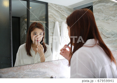 model make up watch to the mirror 67959941