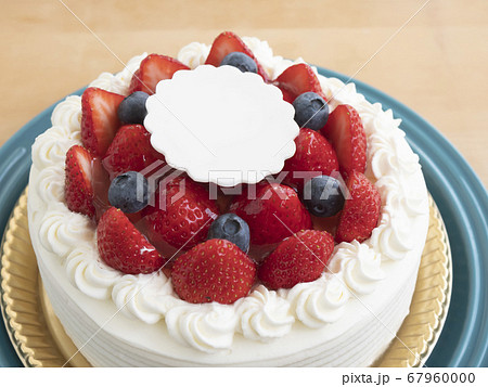 幸せな記念日のいちごたっぷりの生フルーツケーキ 無地メッセージプレート の写真素材