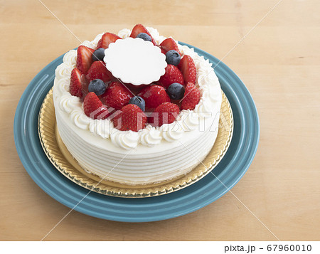 幸せな記念日のいちごたっぷりの生フルーツケーキ【無地メッセージプレート】 幸せな記念日のいちごたっぷりの生フルーツケーキ【無地メッセージプレート】 67960010