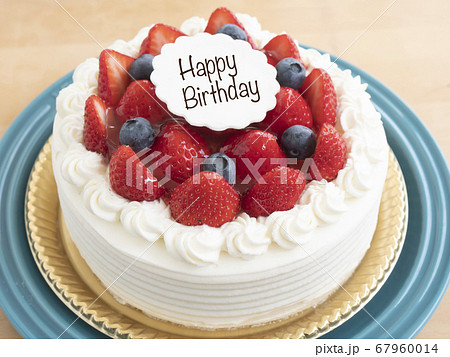 幸せなお誕生日の苺たっぷりのホールケーキ バースデーケーキ の写真素材