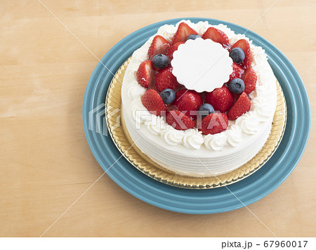幸せな記念日のいちごたっぷりの生フルーツケーキ 無地メッセージプレート の写真素材