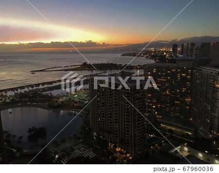 ハワイ 夕暮れ 夜景 67960036