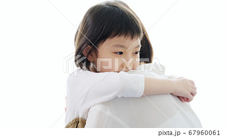 娘をハグする母 娘をハグする母 67960061