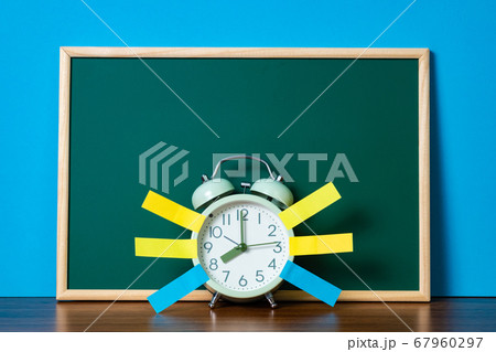 Note paper sticky and vintage alarm clock and Note paper sticky and vintage alarm clock and 67960297