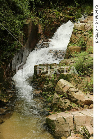 滝 流れ 川 67960475