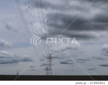 雲 送電塔 電線 67960902