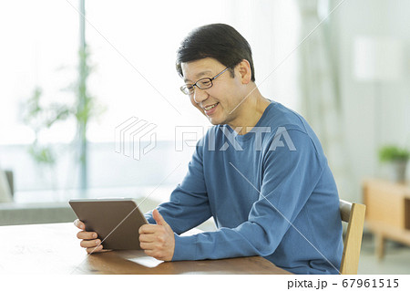 タブレットPCを見るシニア男性 67961515