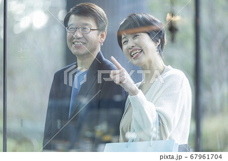 ショッピングをするシニア夫婦 ショッピングをするシニア夫婦 67961704
