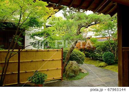 お屋敷の入り口から見える庭 お屋敷の入り口から見える庭 67963144