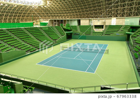 無人の室内テニスコート 67963338
