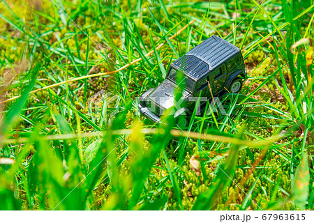 悪路を走破する車 67963615