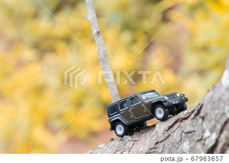 悪路を走破する車 67963657