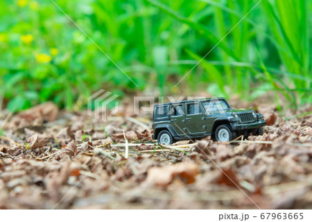 悪路を走破する車 67963665