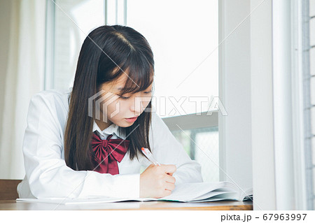 自宅学習をする高校生 自宅学習をする高校生 67963997