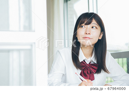 自宅学習をする高校生 67964000