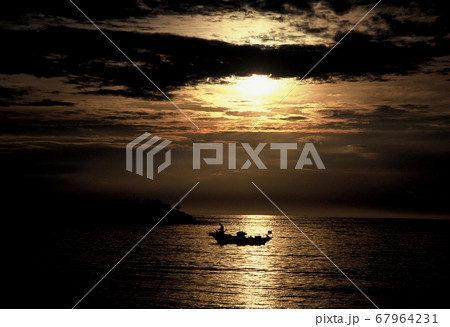 夕焼け 浜 風景 67964231