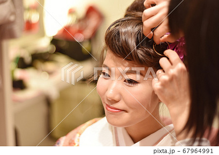 和装のヘアメイクをしている着物姿の女性 67964991