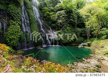 バリ島のジャングルのなかの滝と泉の写真素材