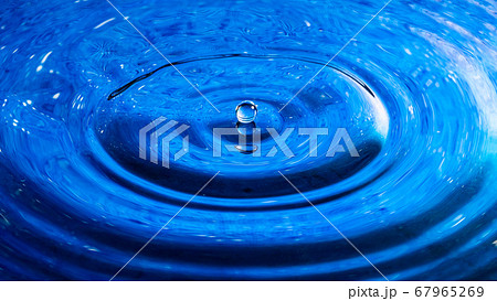 水のテクスチャ 青 67965269