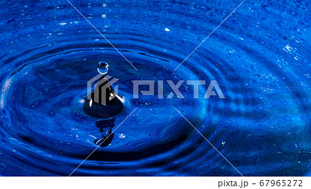 水のテクスチャ 青 67965272