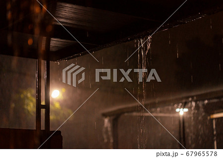 ガレージから見える住宅街の大雨の様子 ガレージから見える住宅街の大雨の様子 67965578