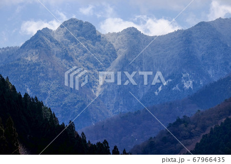 冠雪の鉄山(奈良県吉野郡天川村) 冠雪の鉄山(奈良県吉野郡天川村) 67966435