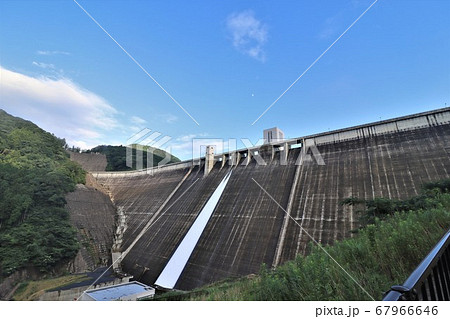 放水中の五ケ山ダム 67966646