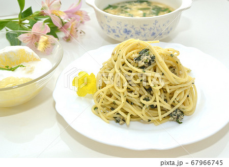 お皿にのったバジルパスタ・手作りバジルパスタ 67966745