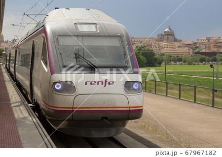 スペイン、アトーチャ駅に到着するレンフェ(RENFE) スペイン、アトーチャ駅に到着するレンフェ(RENFE) 67967182