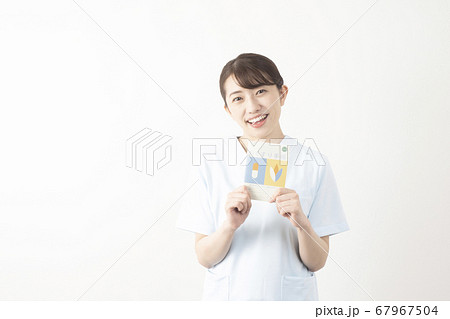お薬手帳を持つ女性薬剤師 お薬手帳を持つ女性薬剤師 67967504